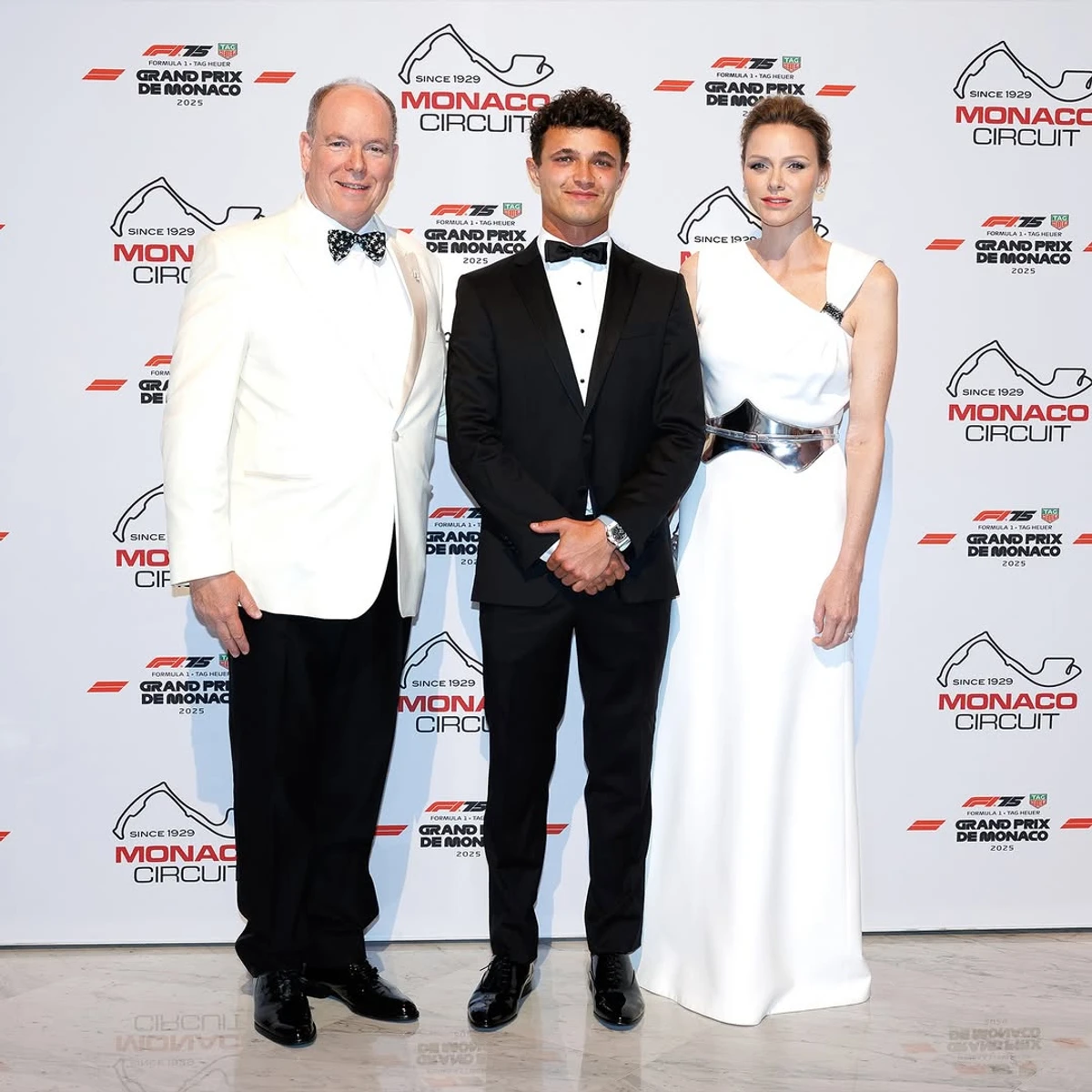 Княгиня Монако Шарлін в білій сукні та князь прибули на хідник