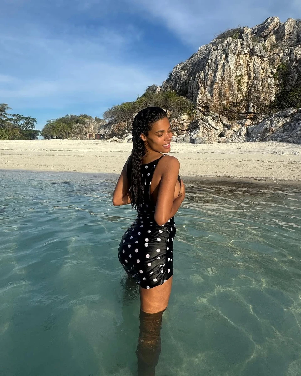 Тіна Кунакі у мінісукні посвітила мокрим тілом на пляжі