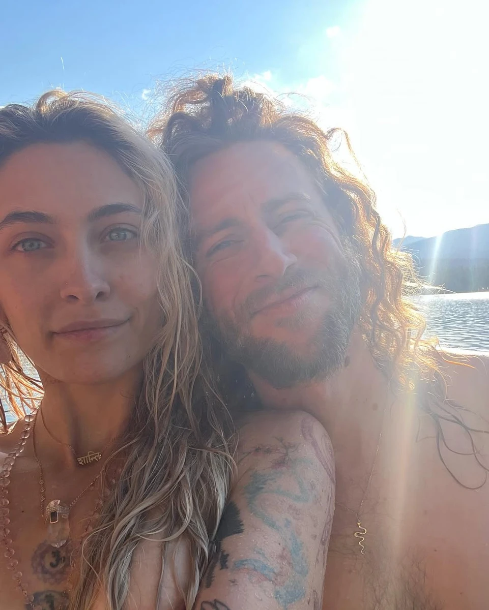 Дочку Майкла Джексона помітили у сльозах після скасування заручин