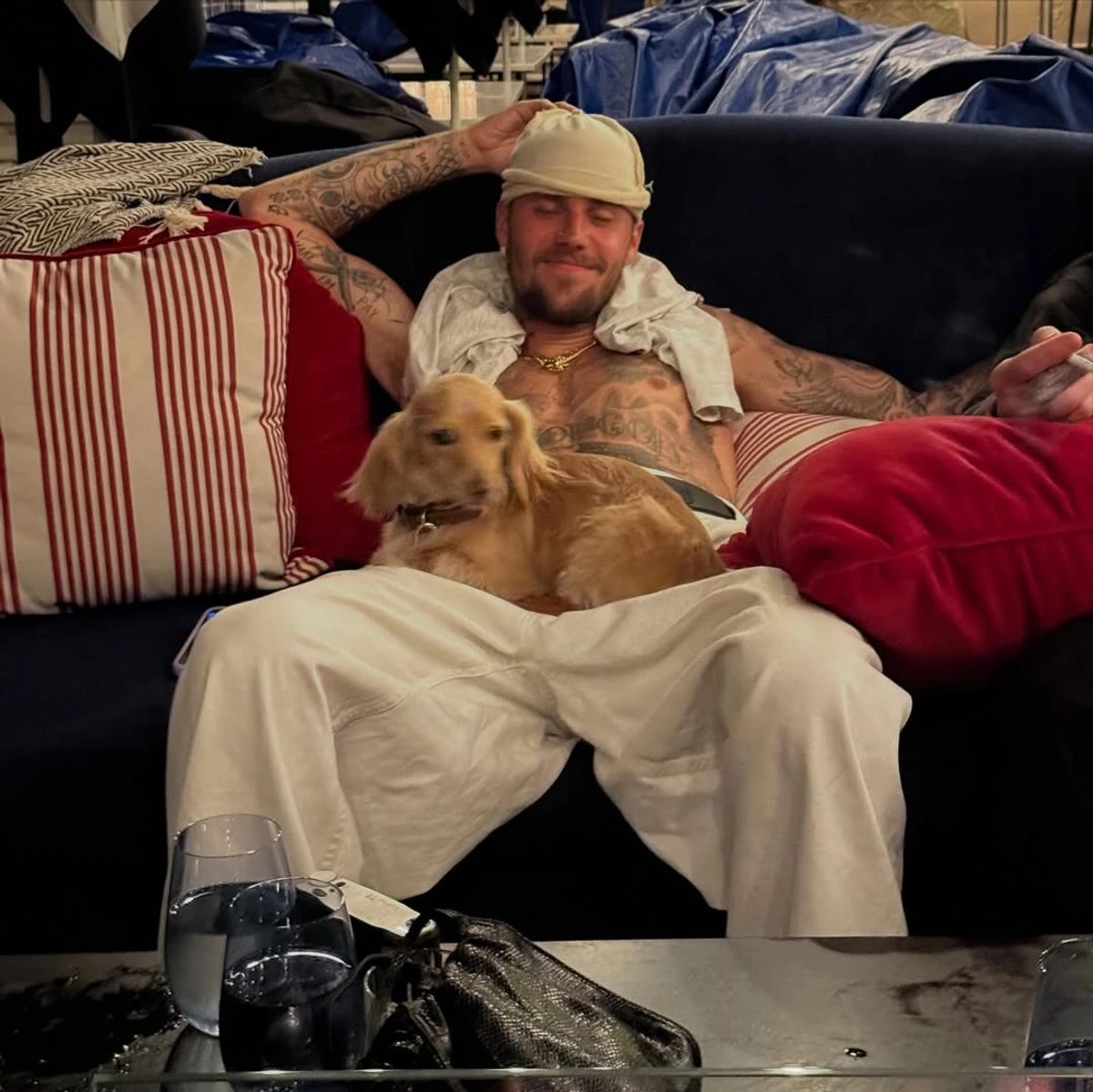 Джастін Бібер з голим торсом посидів на дивані з песиком