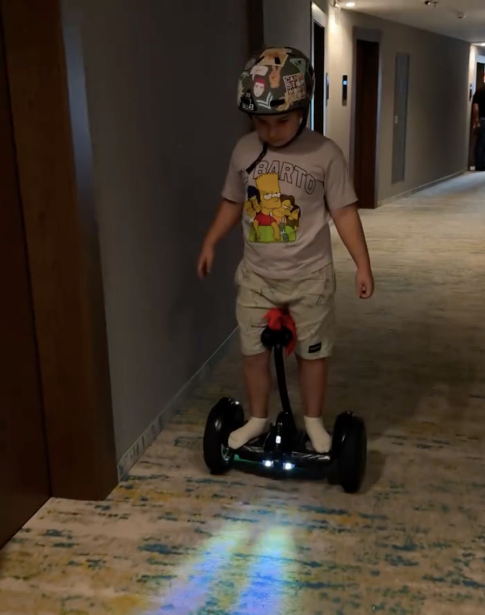 Саша Бо показала, як її син катається на гіроскутері в готелі