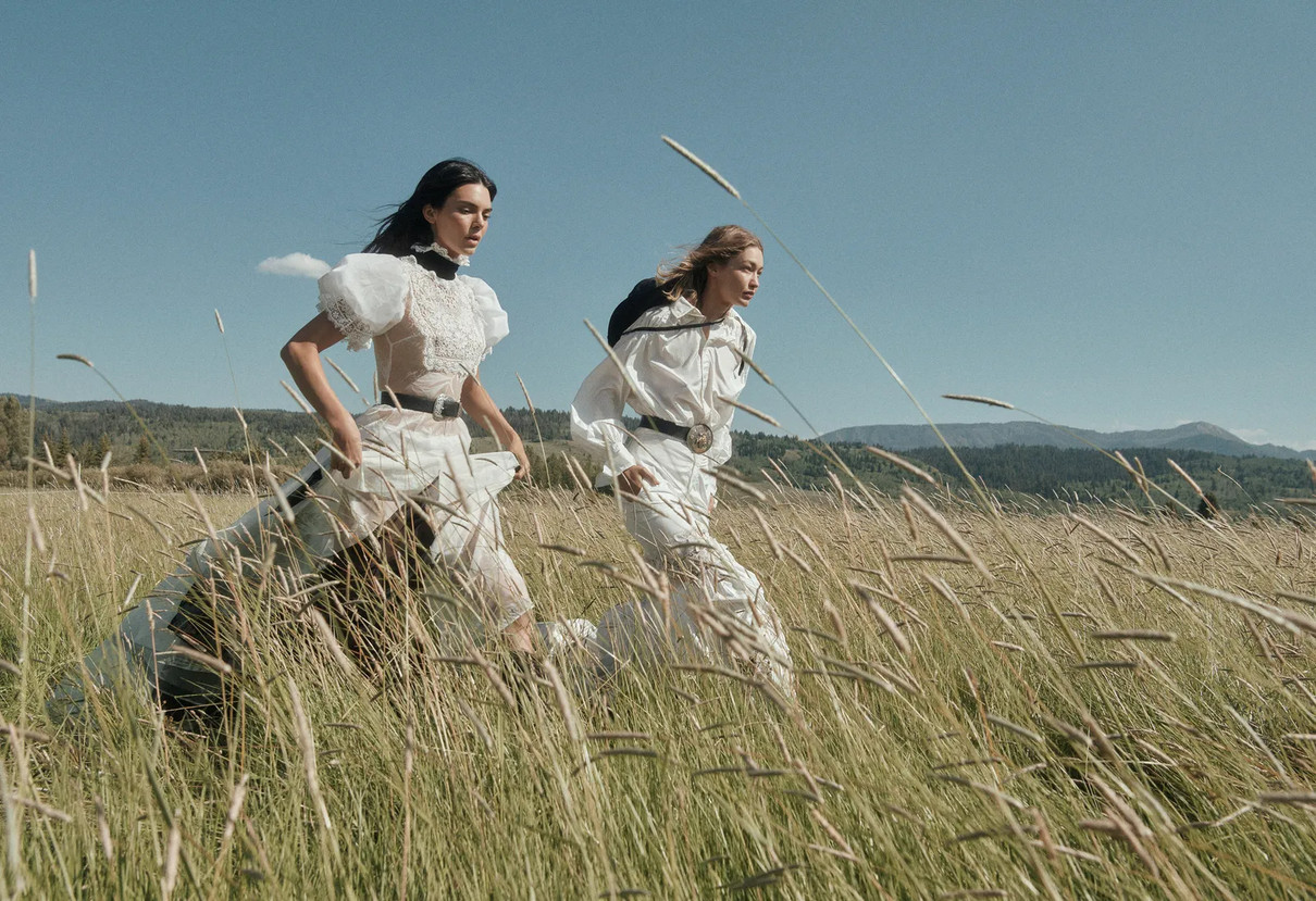 Джіджі Хадід та Кендалл Дженнер у білих сукнях попозували на полі для журналу