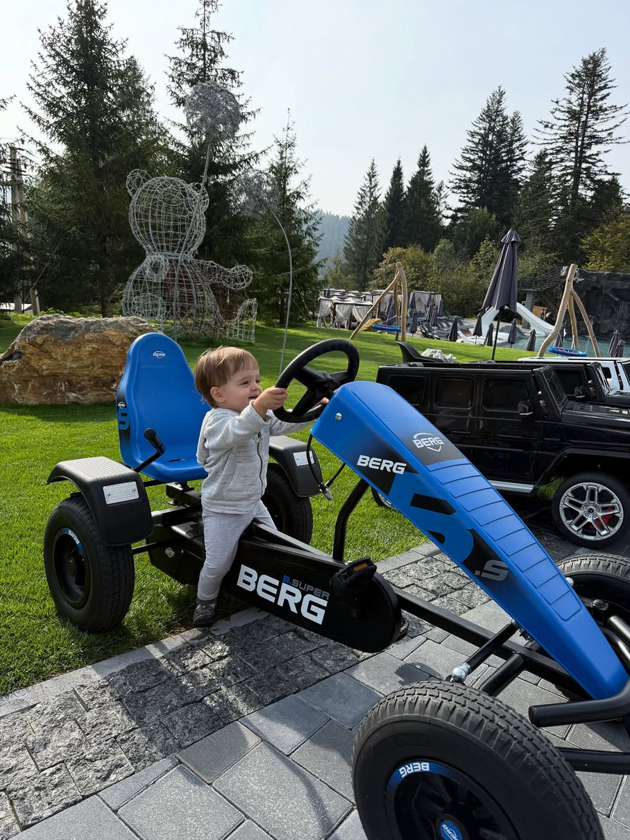 Дружина Козловського показала сина у Карпатах