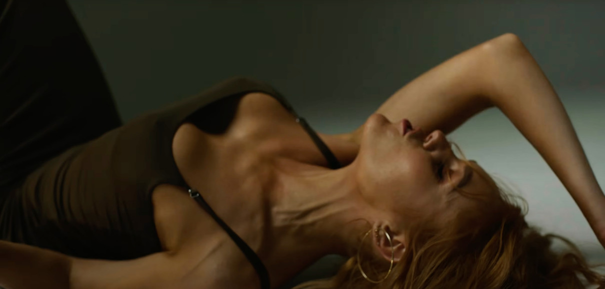 Олена Тополя з декольте показала інтимні кадри в кліпі на Обеззброєна