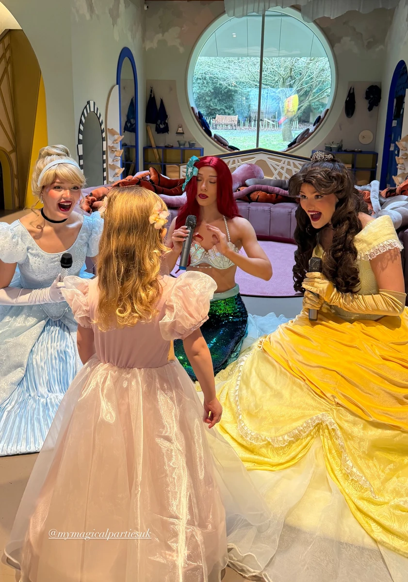 Наречена Стейтема показала яскраву вечірку на 4-річчя дочки з принцесами