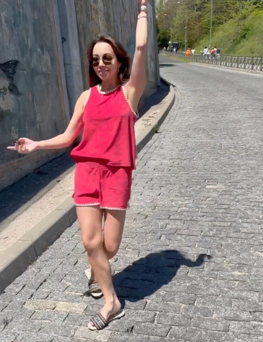 Катерина Кухар потанцювала для ефектного відео у шортах