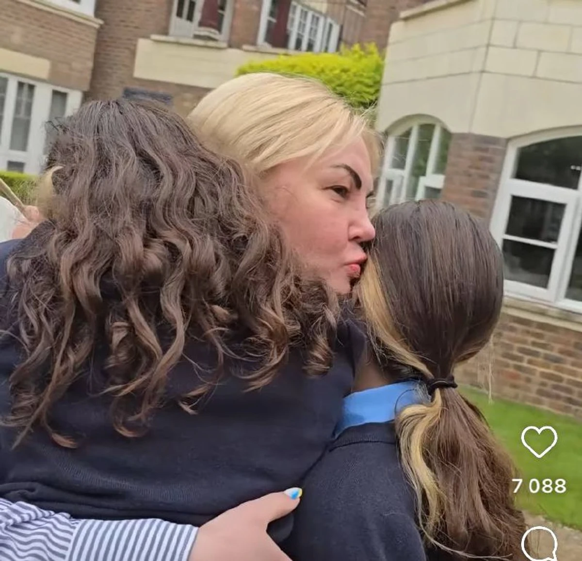 Діти засумували за мамою 