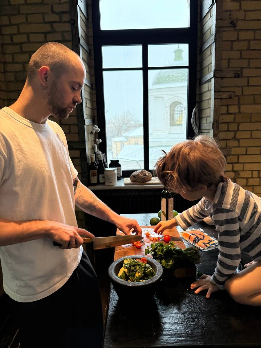 Кацурін з сином на кухні