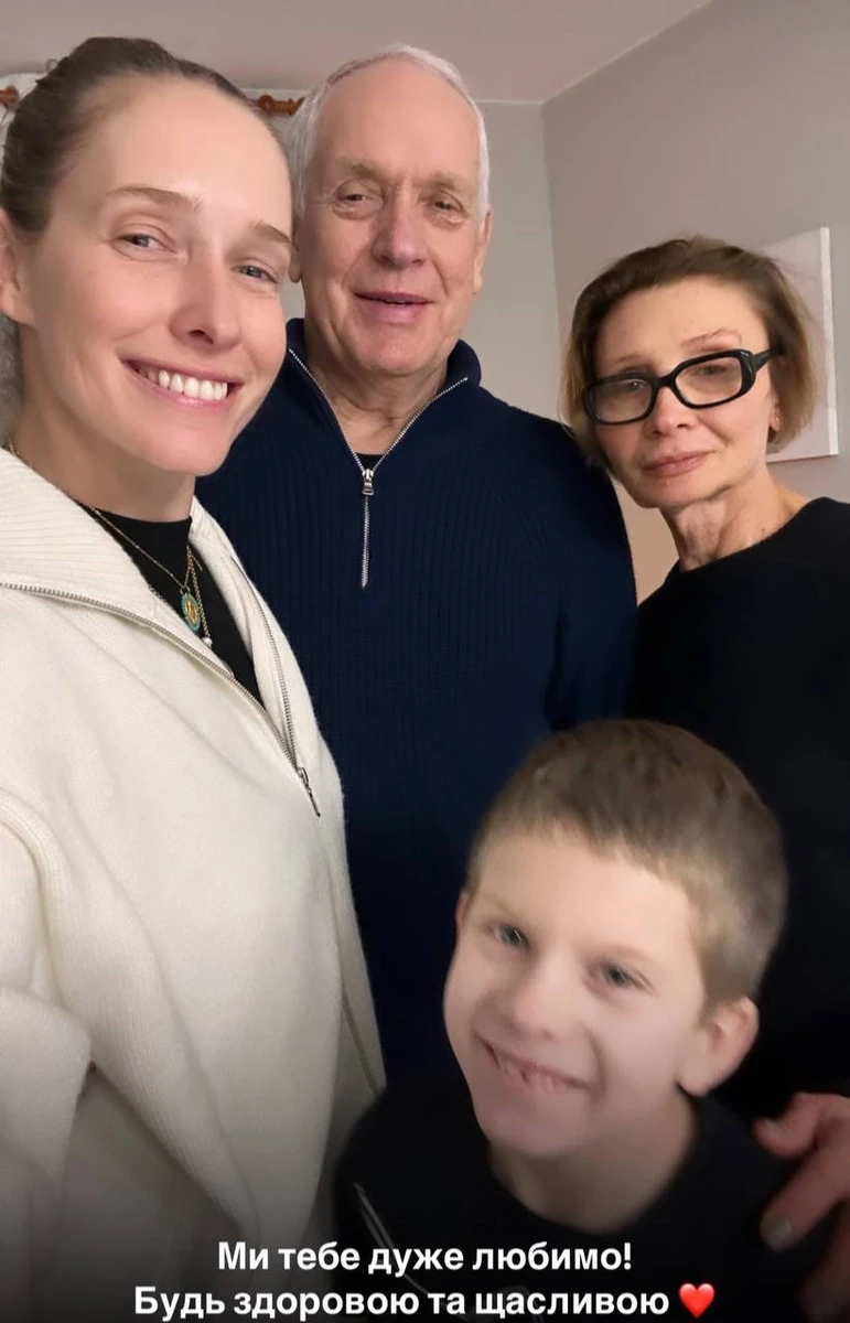 Бабуся з дідусем навідалися до (судячи з фото) невловимого онука Івана і доньки