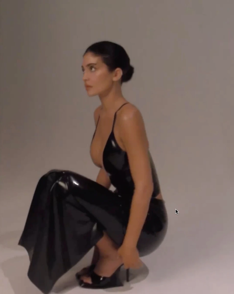 Кайлі Дженнер елегантно присіла в обтислій латексній сукні