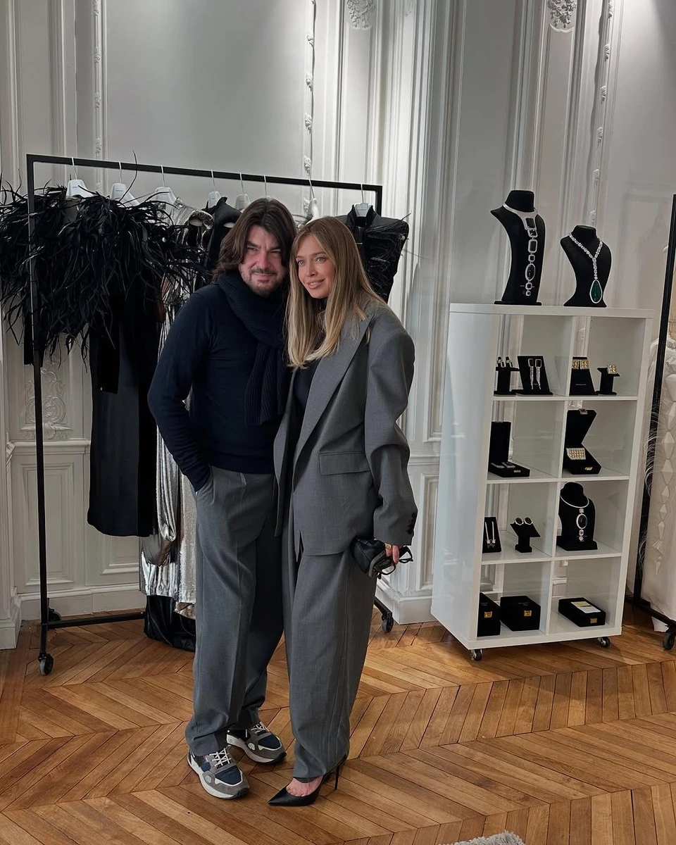 Брежнєва у діловому аутфіті попозувала з відомим дизайнером