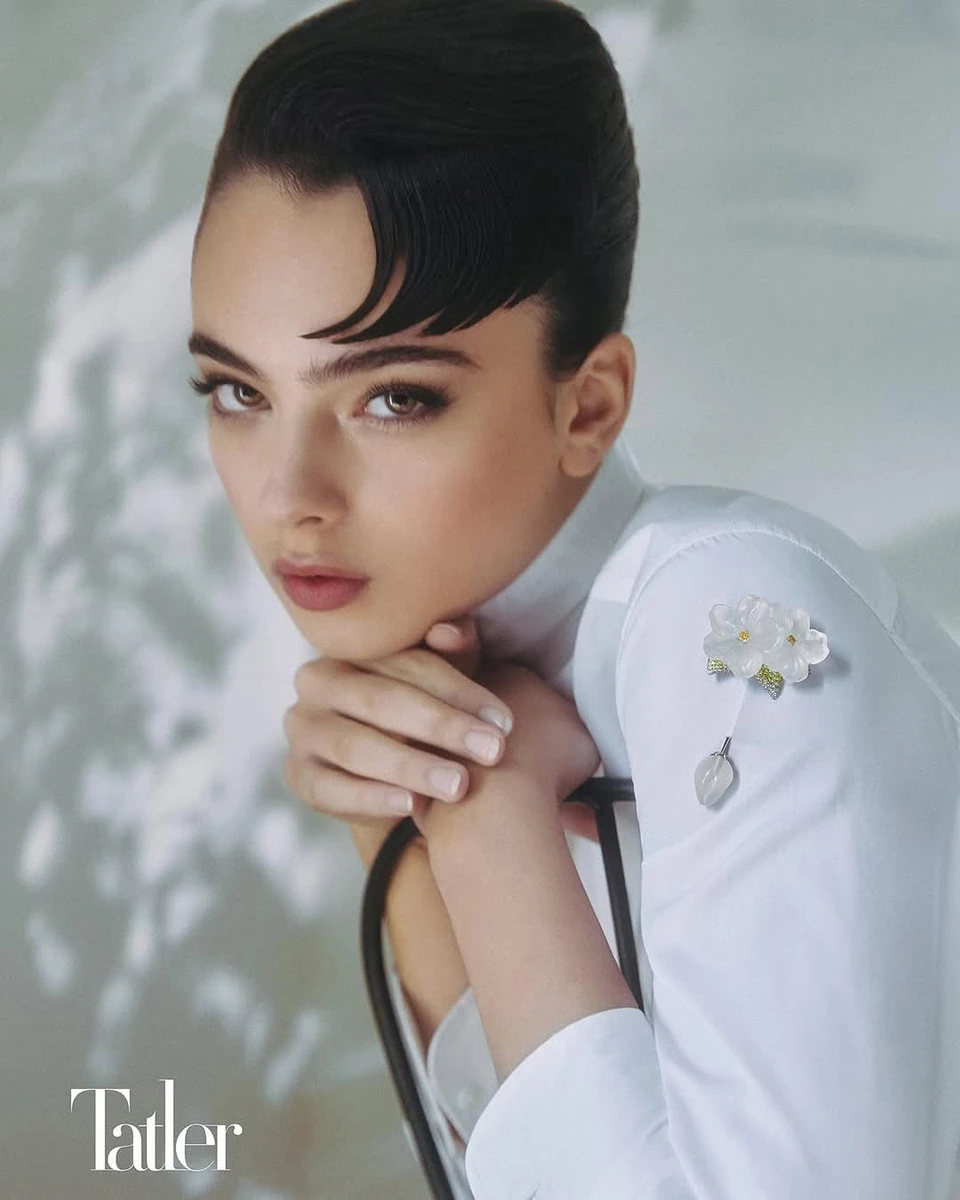 Дева Кассель з ефектним макіяжем і зачіскою попозувала на стільці