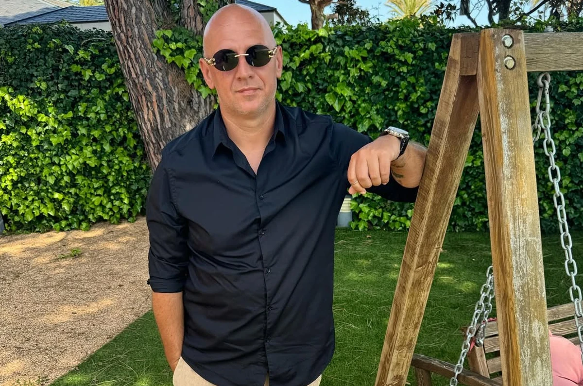 Потап позує для фото