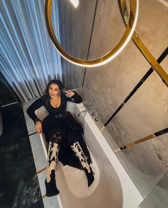 Наталка Карпа у блискучій сукні й чоботах попозувала у ванній