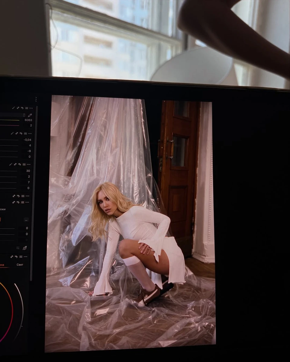 Даша Квіткова у шортах спокусливо поприсідала на плівці