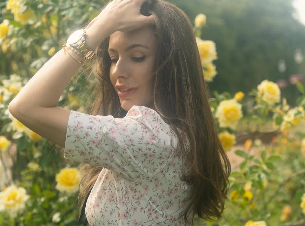 Христина Горнях наробила фото у трояндах