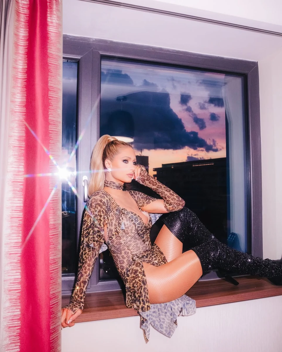 Періс Хілтон у леопардовому міні показала оголені стегна на підвіконні