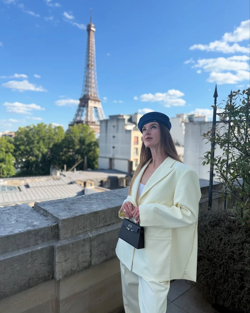 Світоліна в Парижі на тлі Ейфелевої вежі