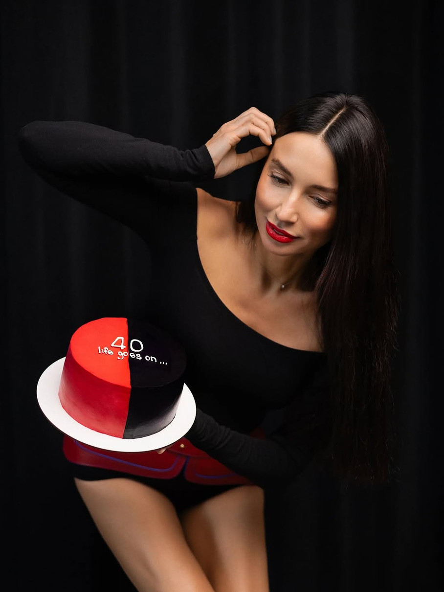 Марина Арістова у боді повигиналася з тортом у руках для фото