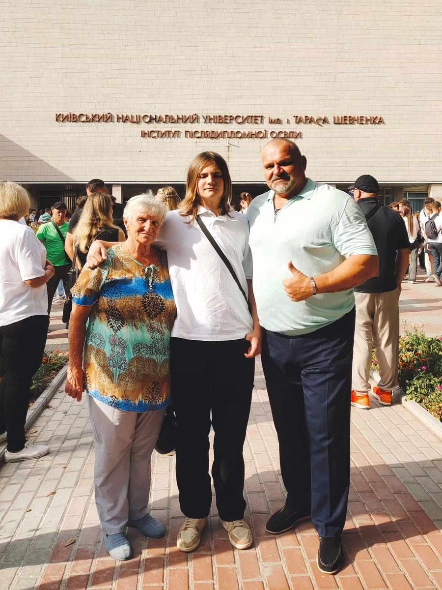 Олег з татом і, вочевидь, з бабусею