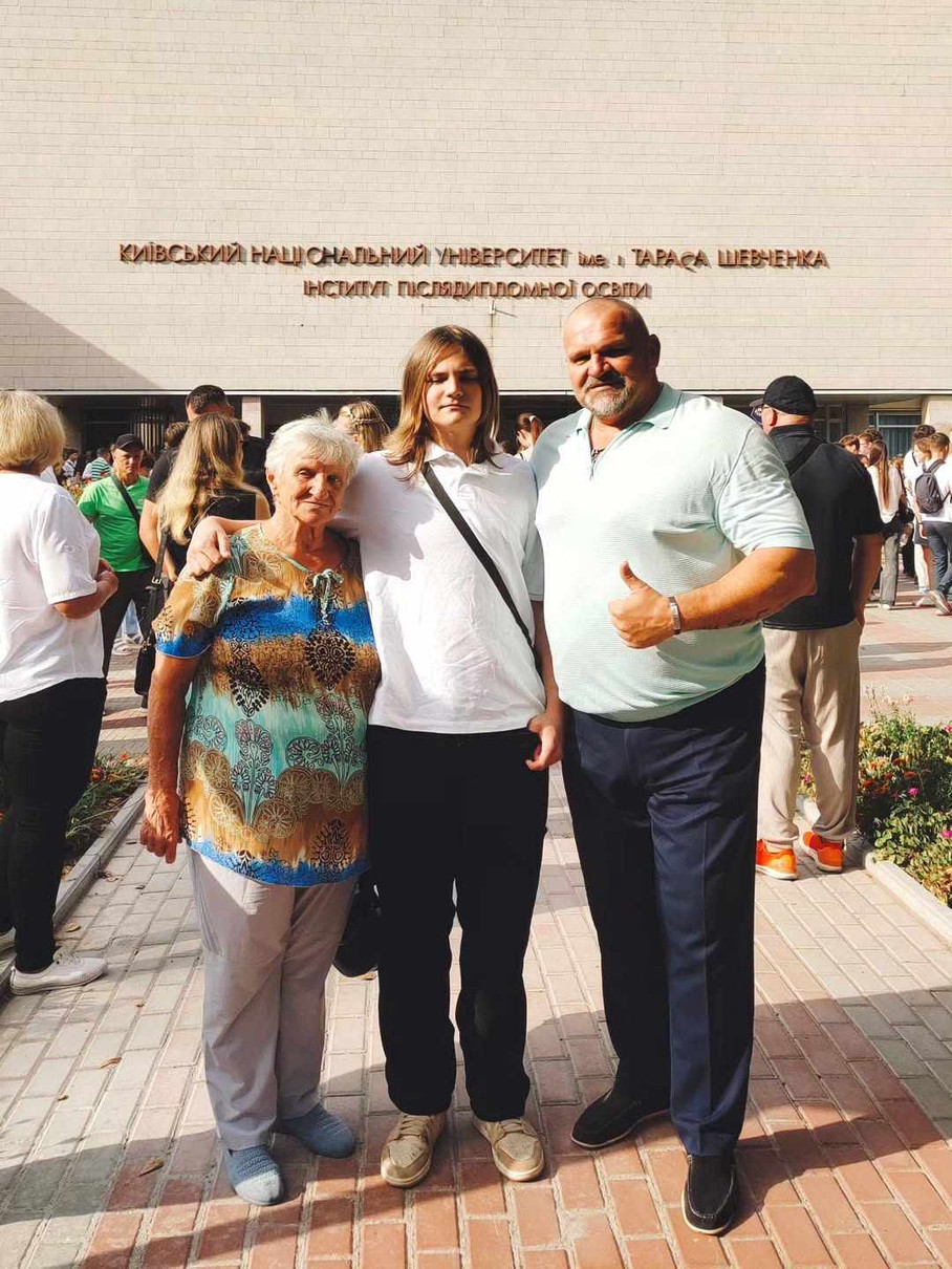 Олег з татом і, вочевидь, з бабусею