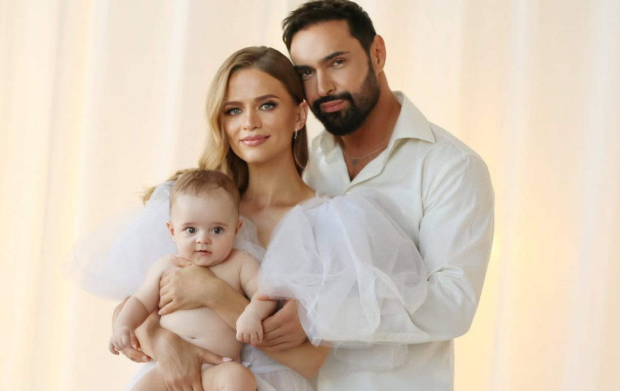 Віталій Козловський з дружиною та сином на фото