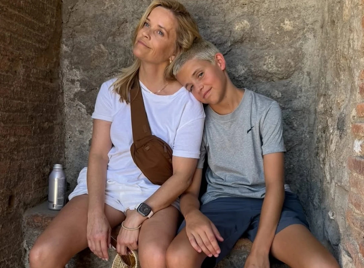 Різ Візерспун зі своїм молодшим сином