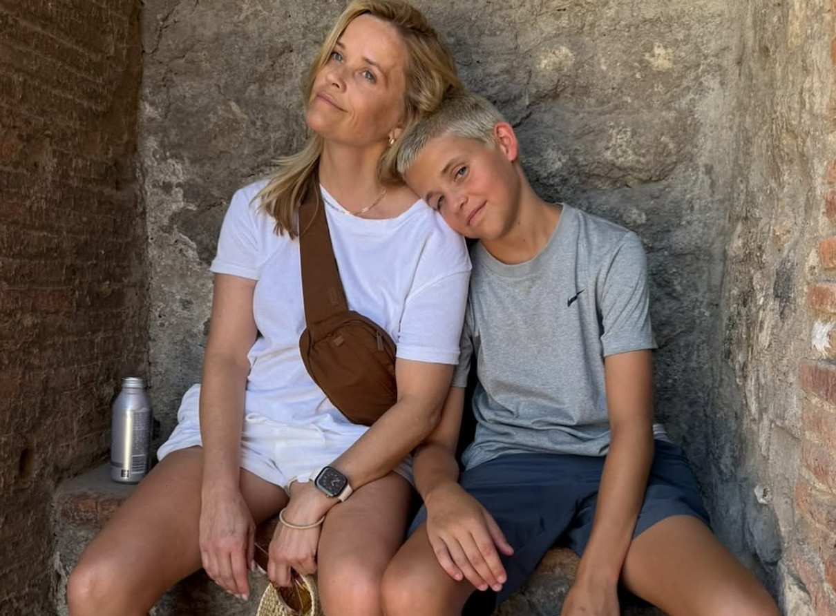 Різ Візерспун зі своїм молодшим сином