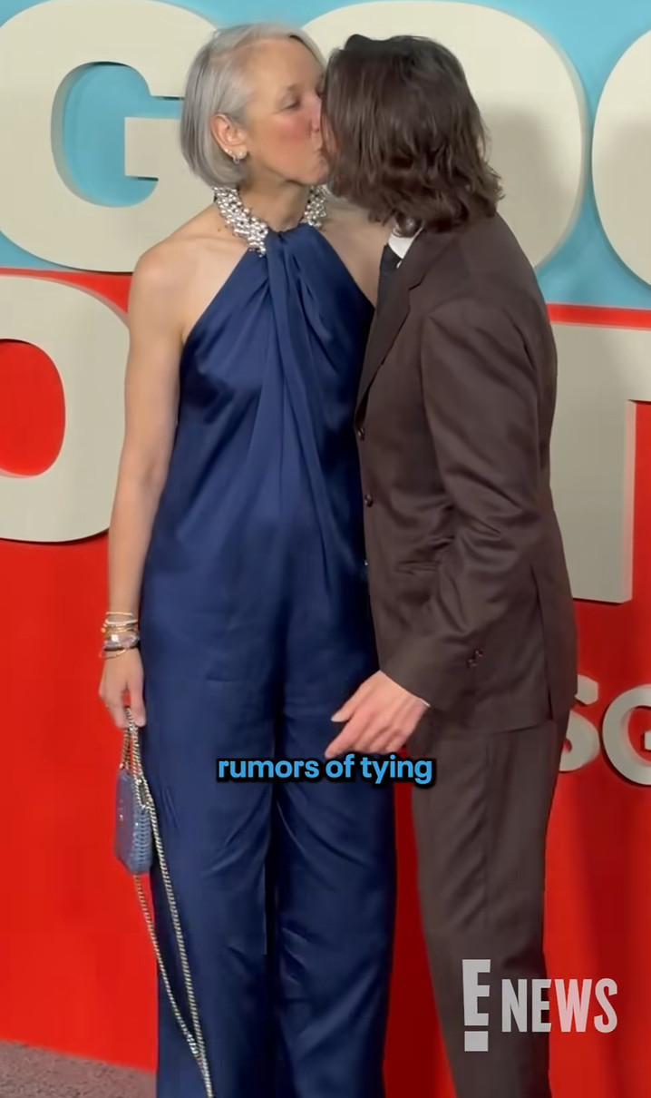 Кіану Рівз в ошатному костюмі поцілував голоплечу кохану на хіднику