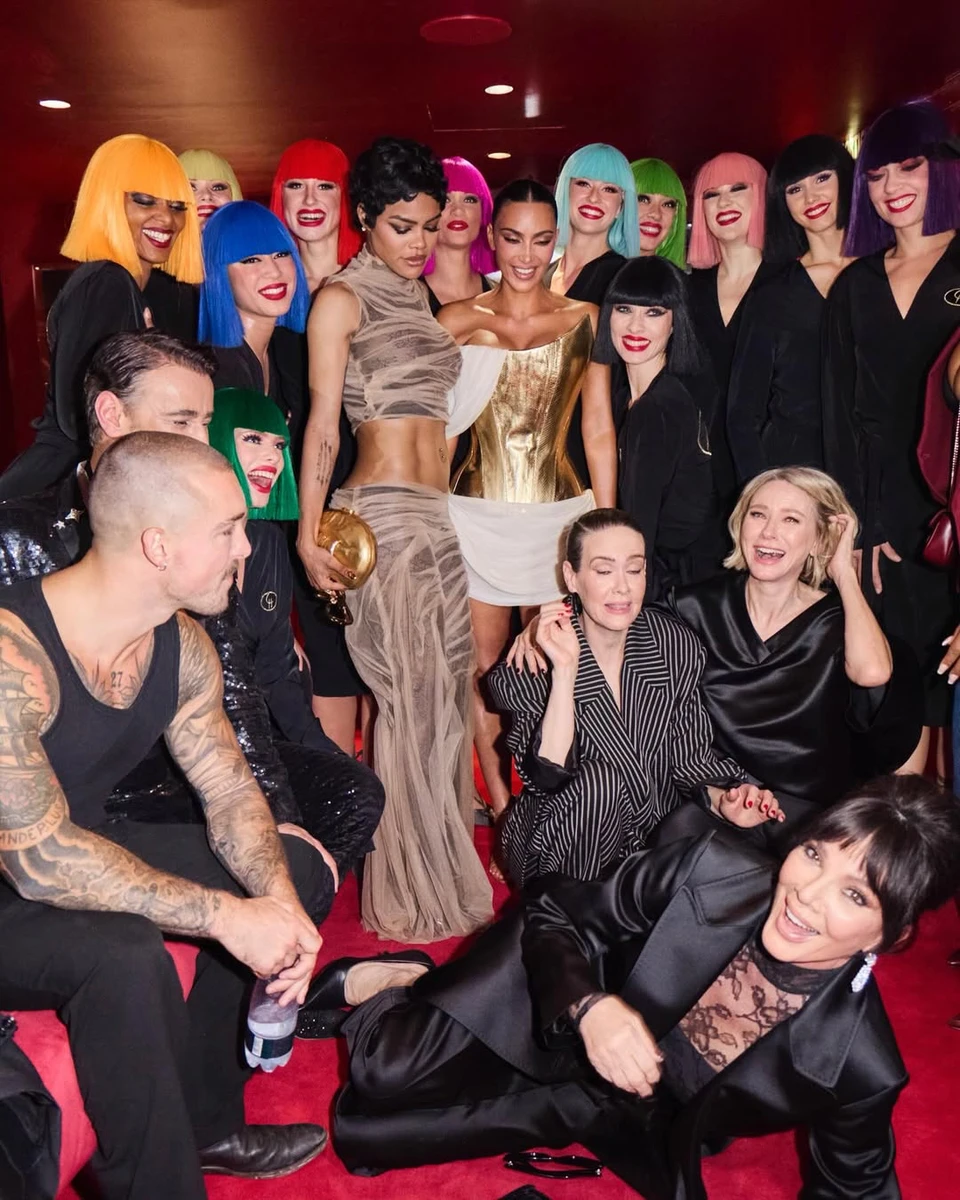 Кім Кардашян похвалилася фігурою у золотому міні в кабаре на своє 45-річчя