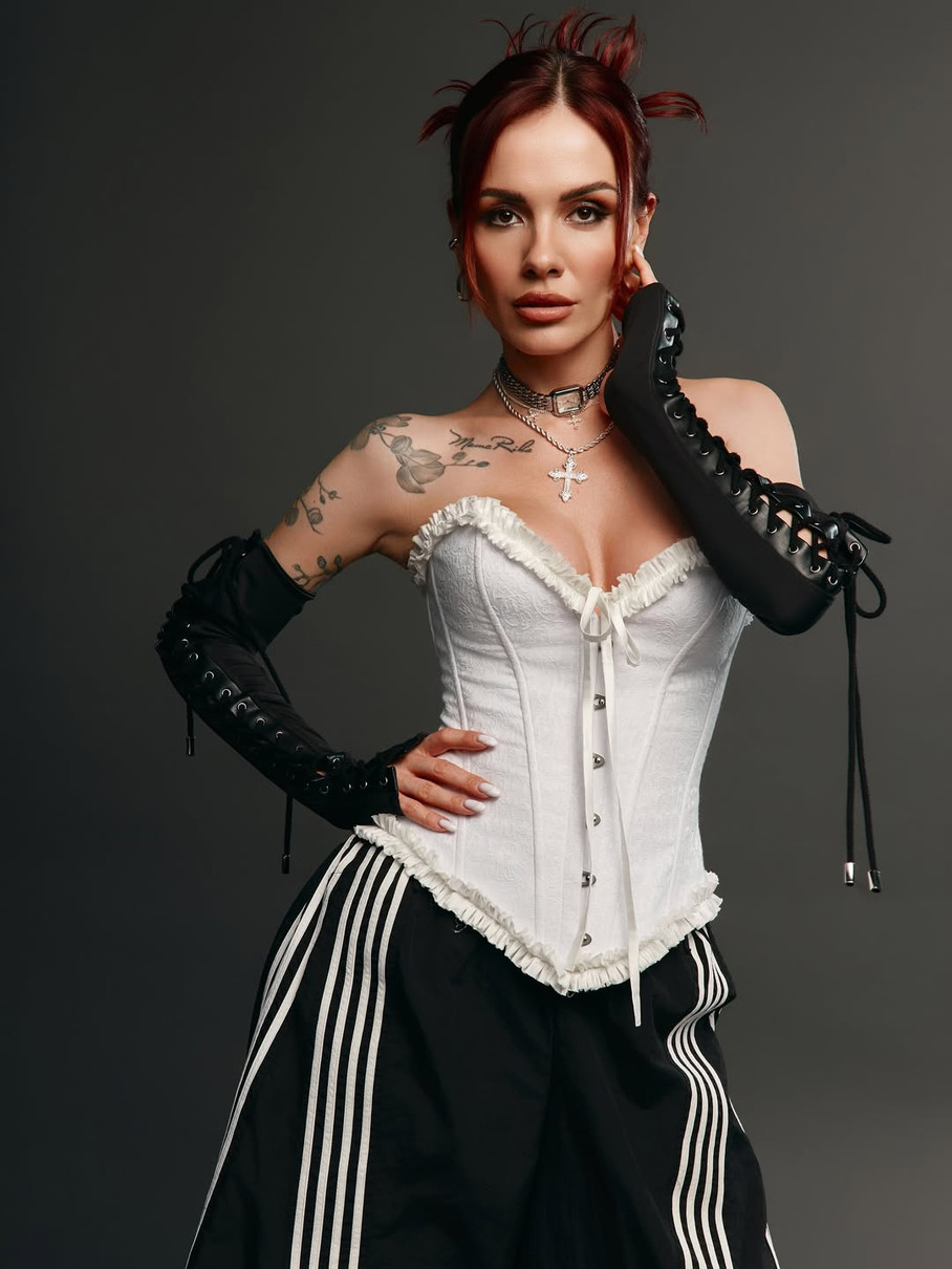 Мамаріка в корсеті