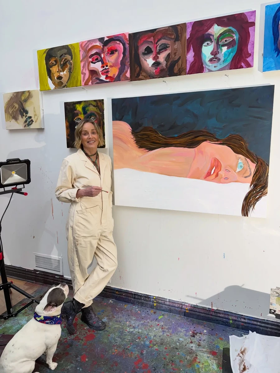 Шерон Стоун коло своєї картини