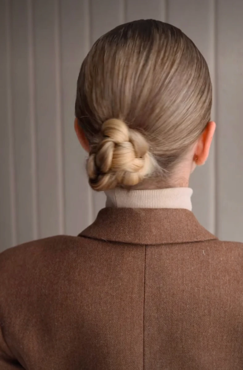 Саша Бо зробили ефектний пучок з косички на відео