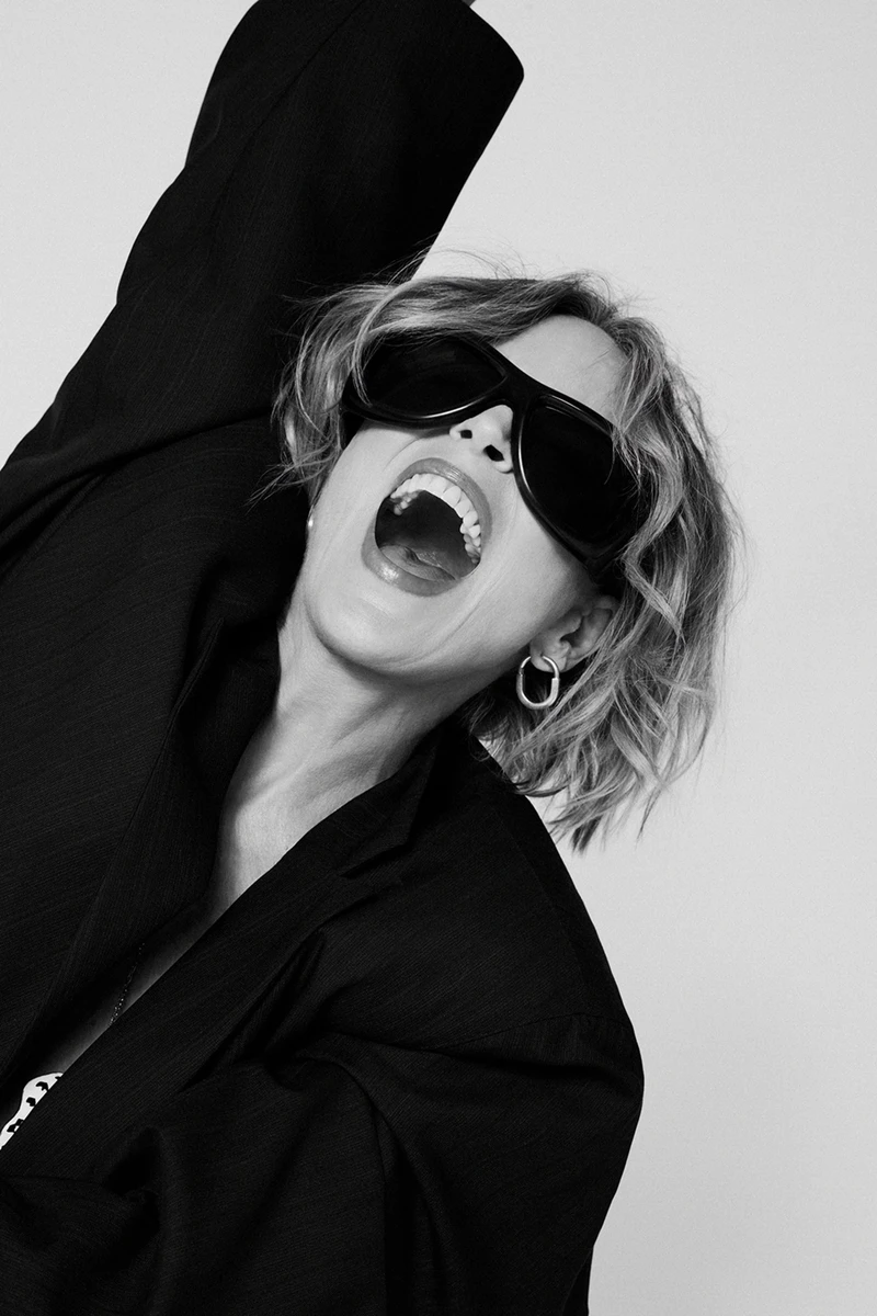 Шерон Стоун попозувала для веселого фото у журналі