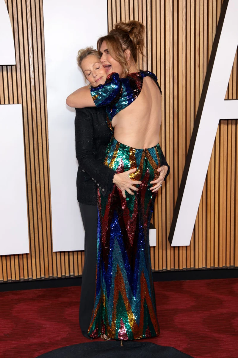 І навіть показала трішки грудей та жартівливих обіймів з колегою