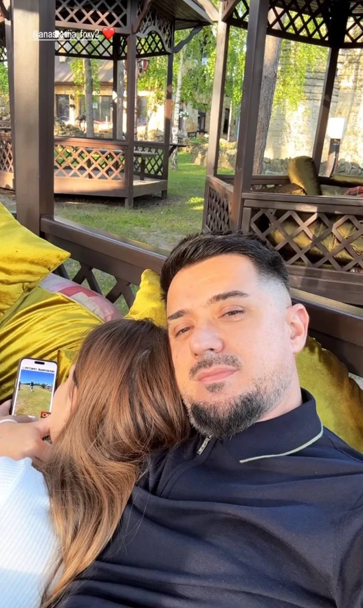 Схоже, в цій парі фотографуватися більше любить Мурат