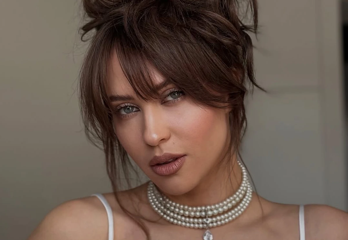 Маремуха з перлинами на шиї