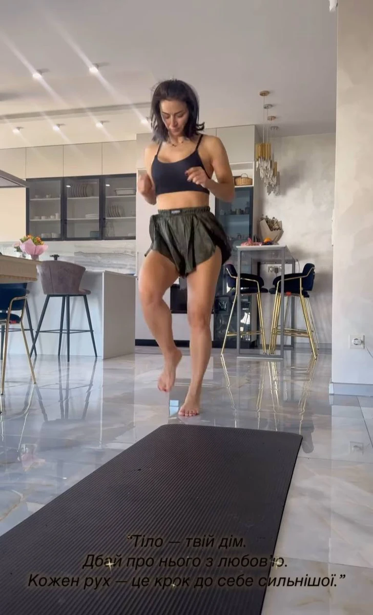 Гвоздьова у шортах вдома наробила вправ