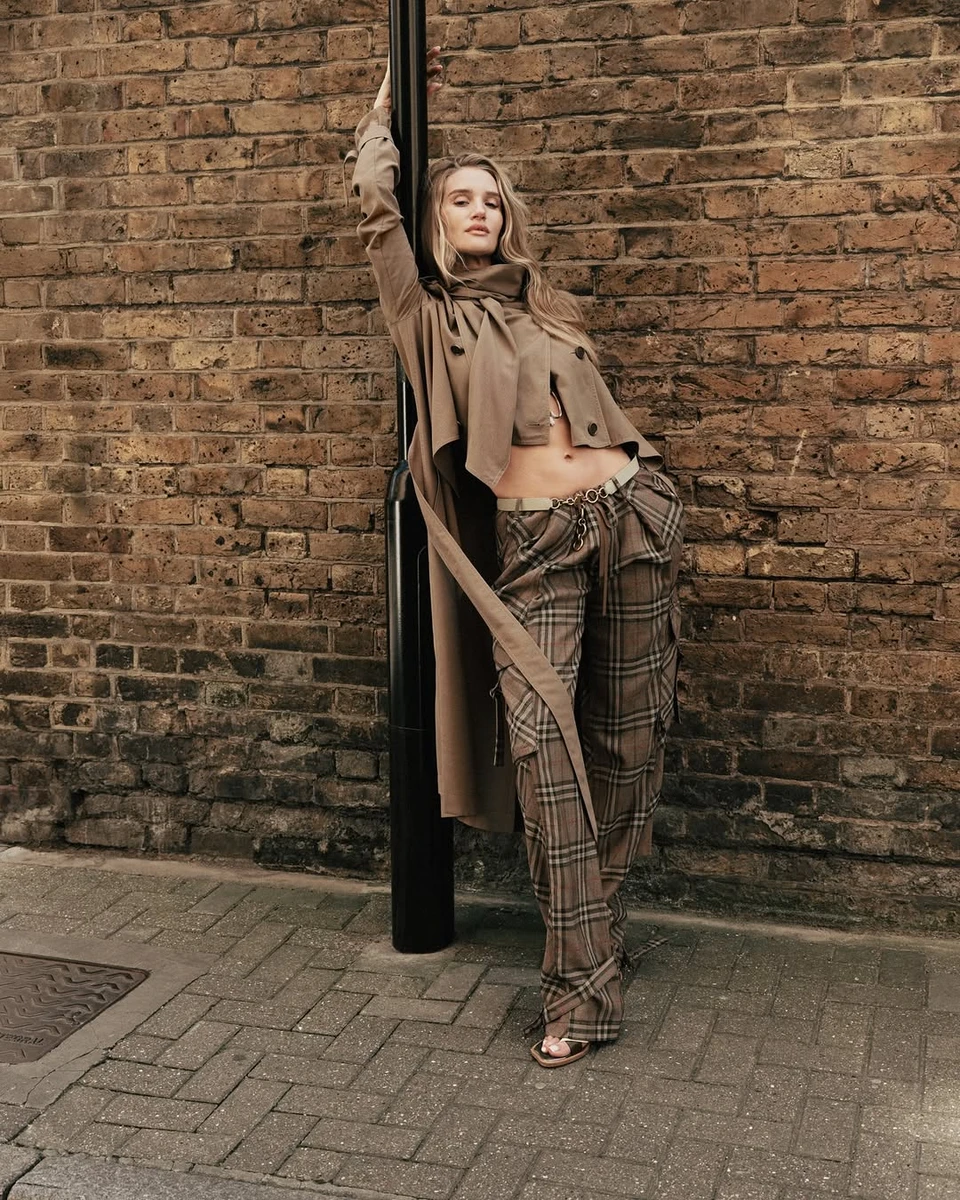 Наречена Стейтема оголила живіт для фото