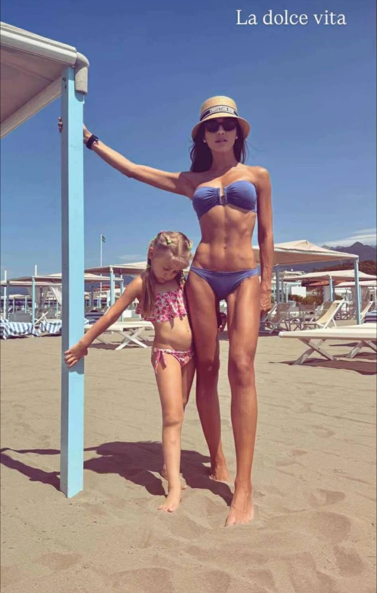 Дімопулос в купальнику разом з донькою