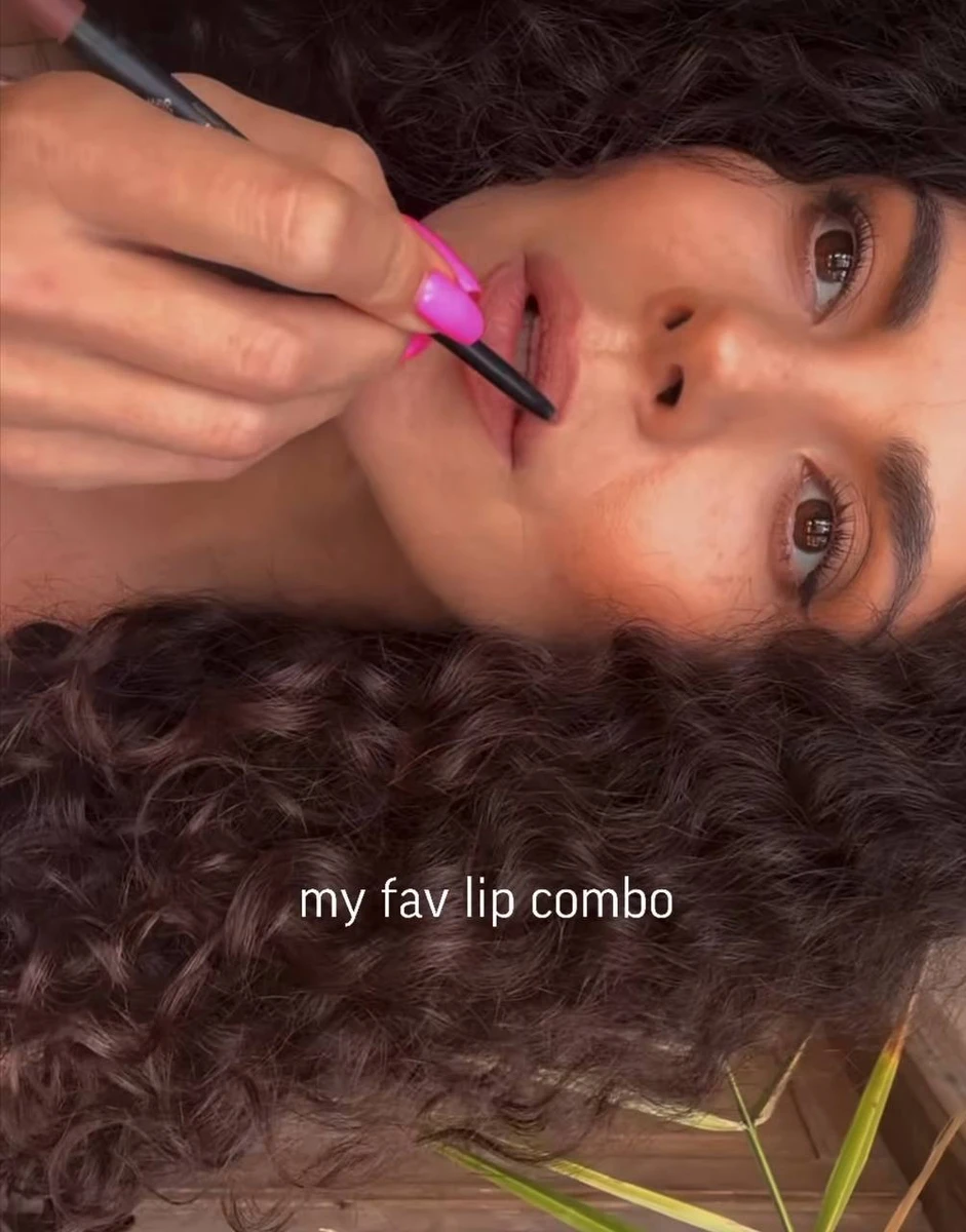 Каменських показала, як фарбує губи