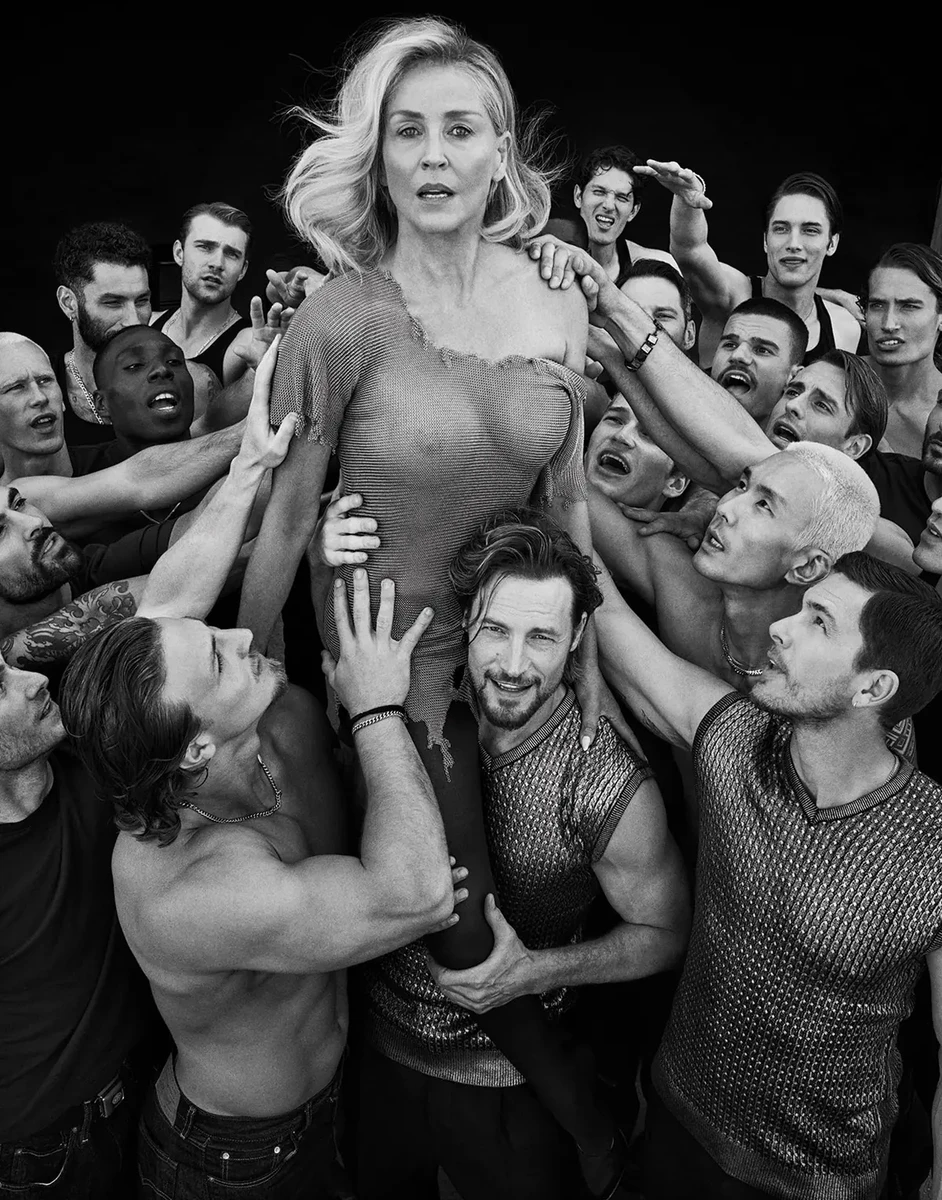 Шерон Стоун з голими грудьми посиділа на плечах чоловіків