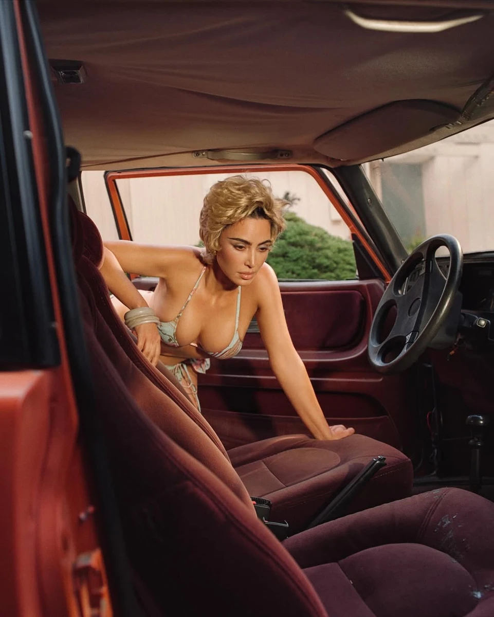 Кім Кардашян у бікіні посвітила бюстом в машині