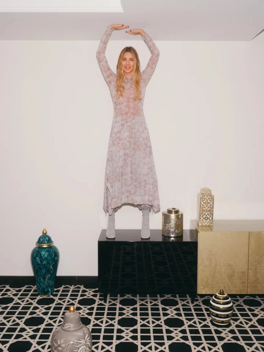 Катя Сільченко вилізла на тумбу задля фото у власній сукні