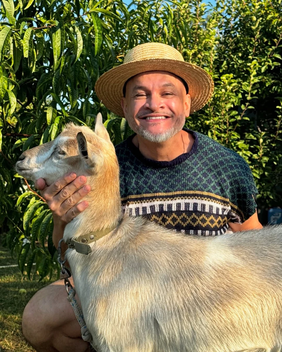 Ектор Хіменес-Браво позує у шляпі