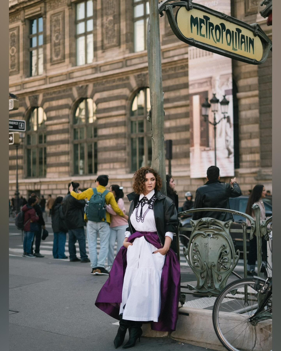 Оля Цибульська на вулиці в Парижі