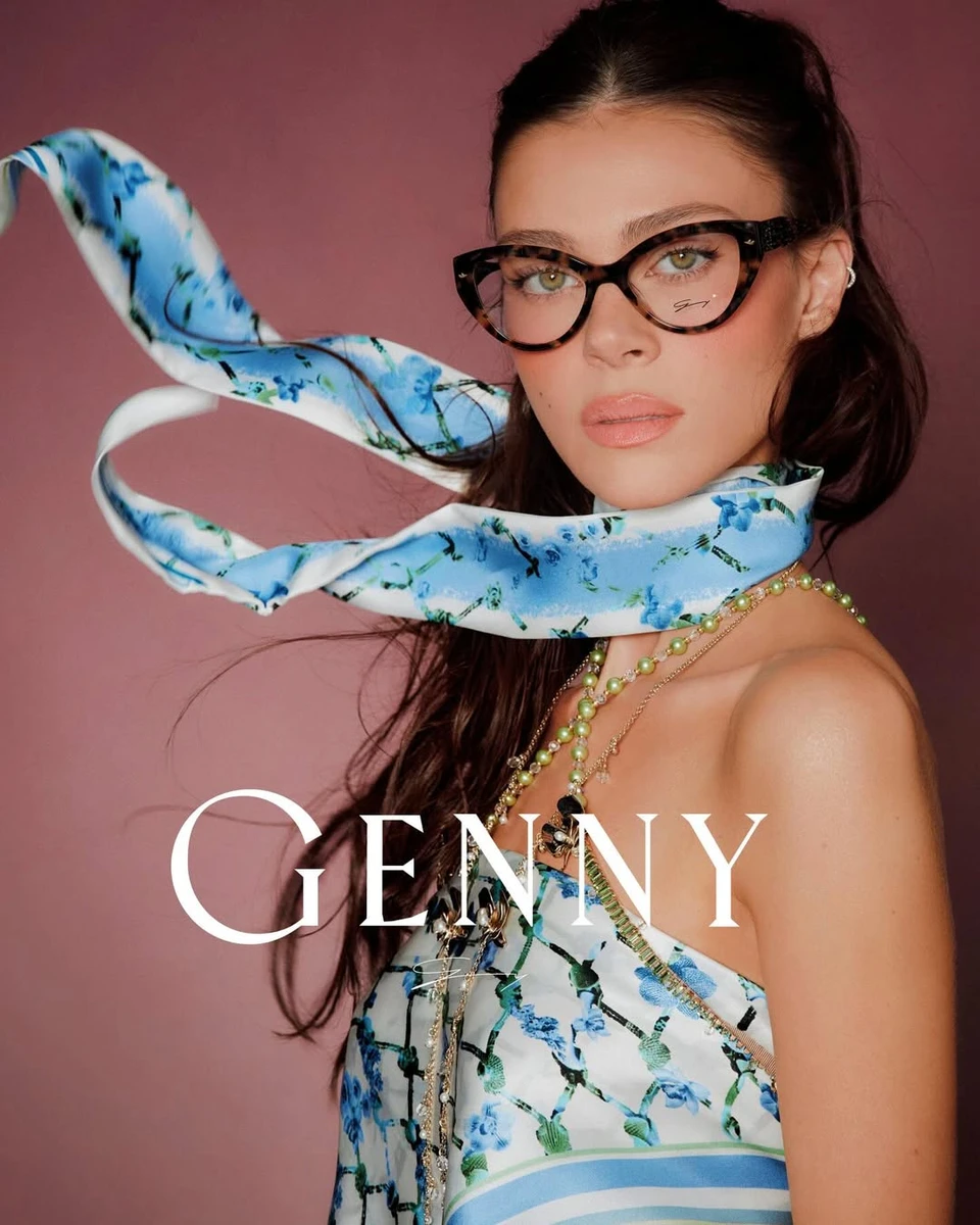 Нікола Пельтц у топі та окулярах знялася для реклами