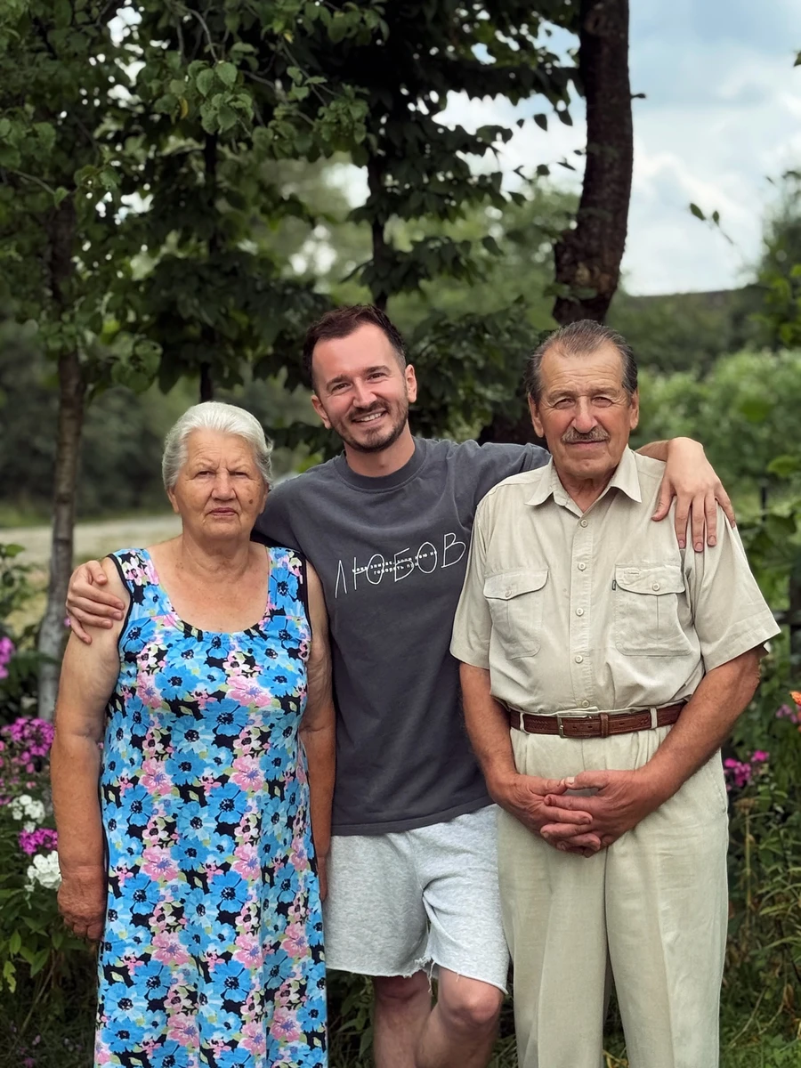 Андрій Черепущак із бабусею та дідусем