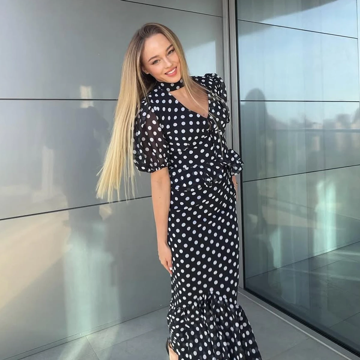 Дар'я Білодід у блузці та спідниці в горох попозувала для фото