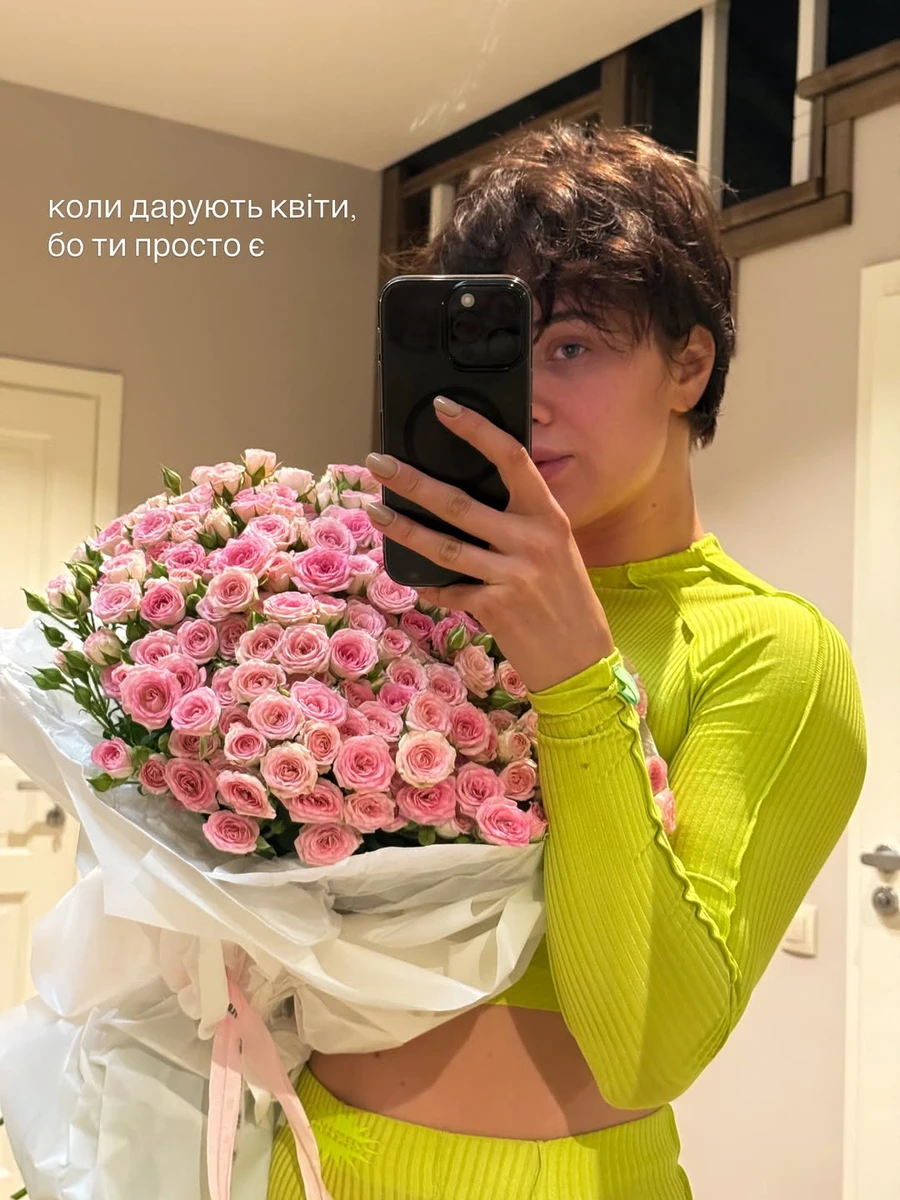 Lida Lee заселфилася з квітами